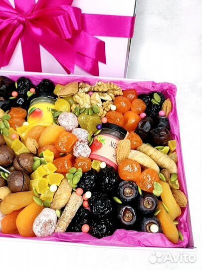 Подарочный набор женский. Орехи, сухофрукты, мед