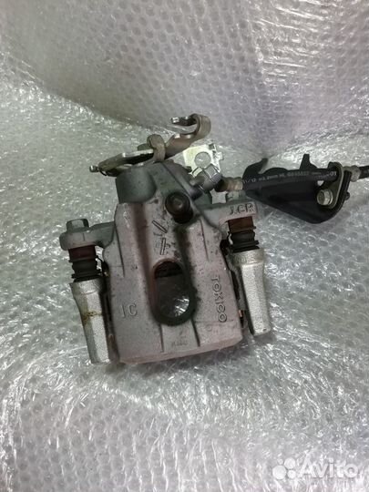 Lexus CT200 H ZWA10 Суппорт задний правый