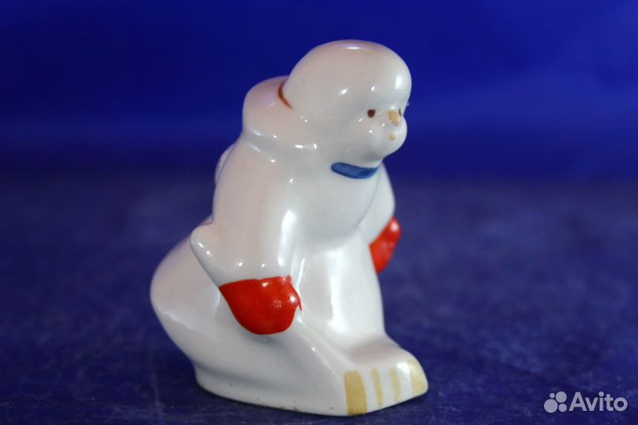 Балбес Фарфоровая статуэтка миниатюра На катке