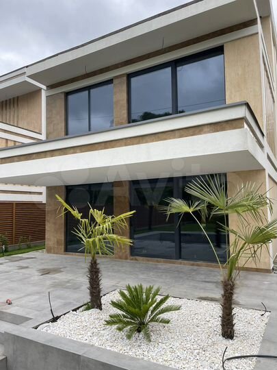 Коттедж 320 м² на участке 7 сот.