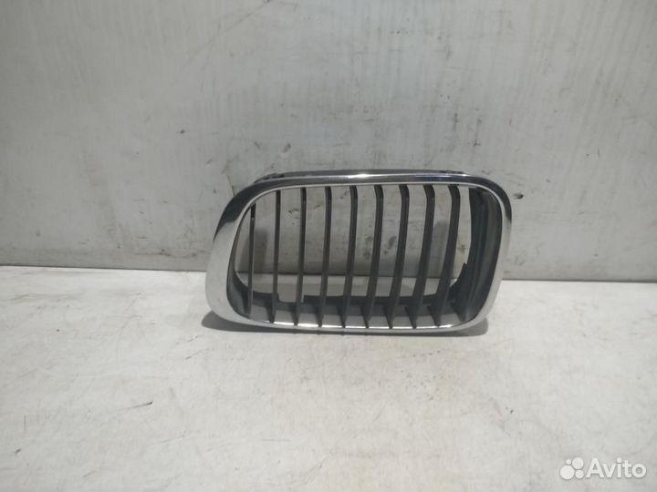 Решетка радиатора левая BMW 3 E46 рест. 2005