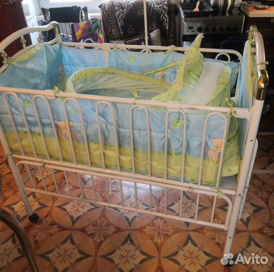 Детская кроватка с маятником