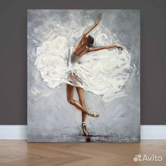 Картина с балериной светло серая в белом платье