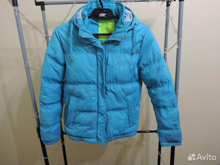 Куртки, жилетки, плащи. Много. Разные р-ры