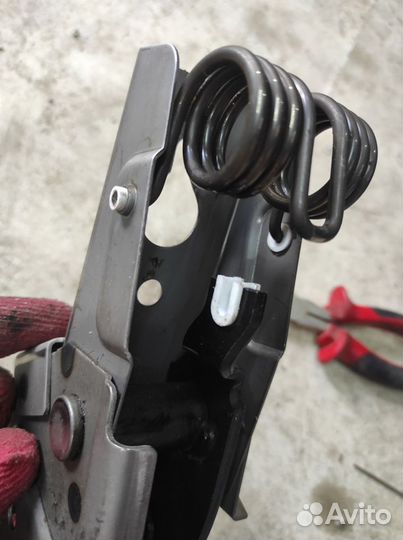 Втулки на пружину педали сцепления mazda