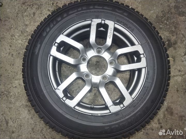 Dunlop SP Winter Ice 01 215/65 R16
