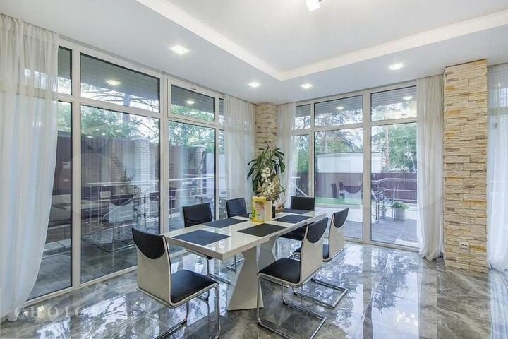 Коттедж 370 м² на участке 6 сот.