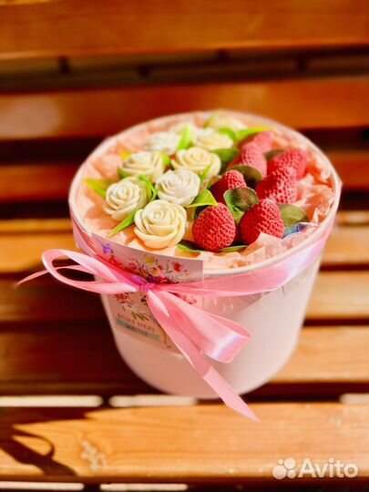 Шоколадный букет из роз и клубники