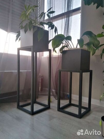 Подставка под цветы металлическая