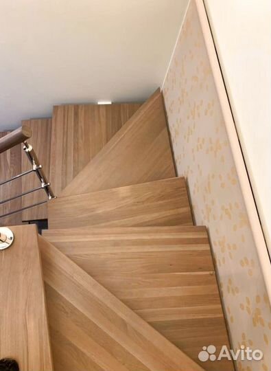 Облицовка лестничного металлокаркаса деревом