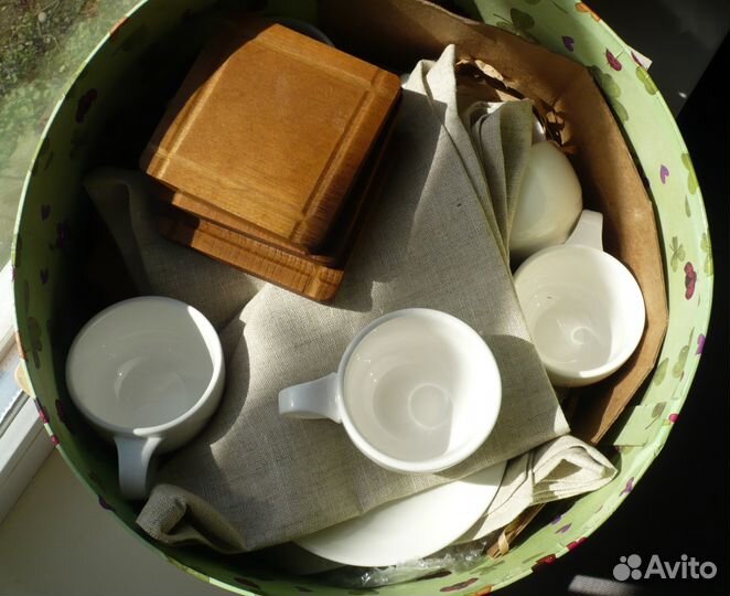 Сервиз в упаковке (скатерть,чашки,блюдца).Новый