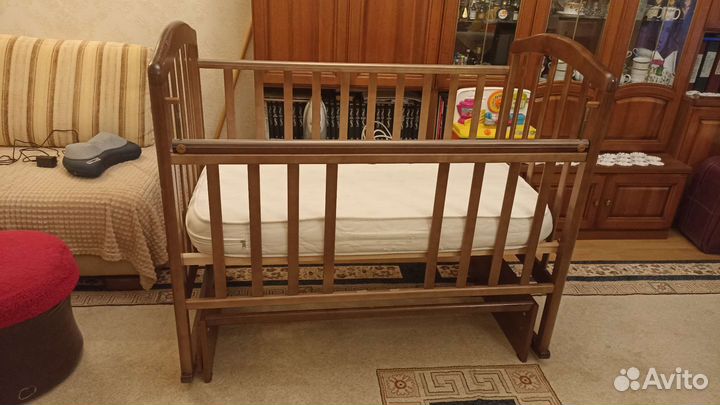 Детская кроватка с маятником