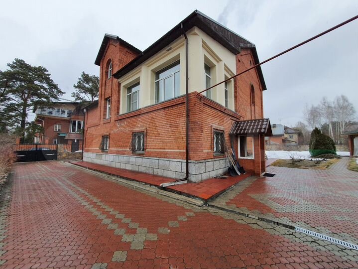 Коттедж 357 м² на участке 7,5 сот.