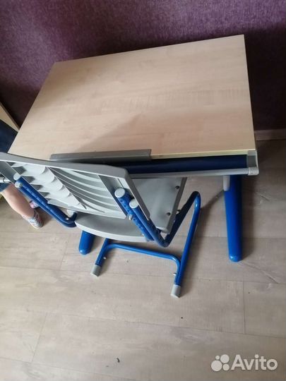 Детский письменный стол и стул