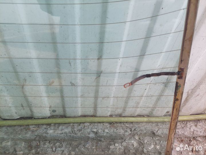 Стекло заднее Mercedes-Benz 190 W201