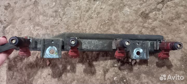 Топливная рампа в сборе с форсунками Almera N16