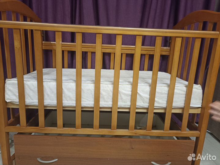 Кроватка детская с маятником и ящиком