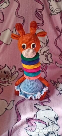 Вязаная пирамидка жираф