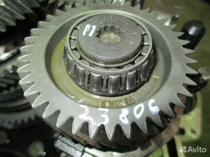 Вторичный вал с шестернями 5,7,6 и задней передачи