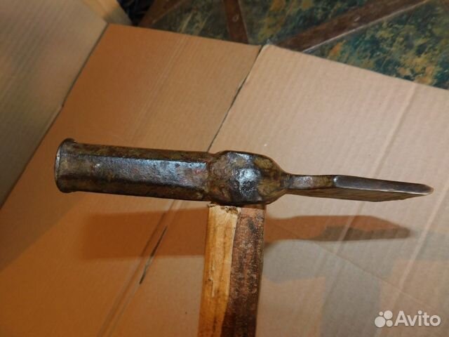 Старинная кирка-молоток инструмент печника-каменщи