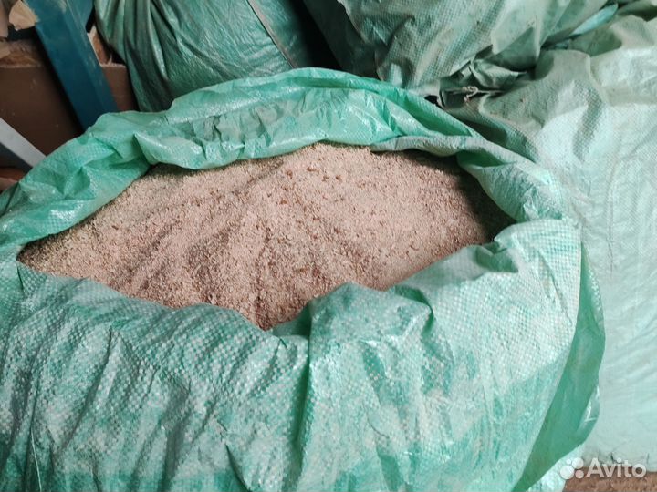 Опилки в больших мешках