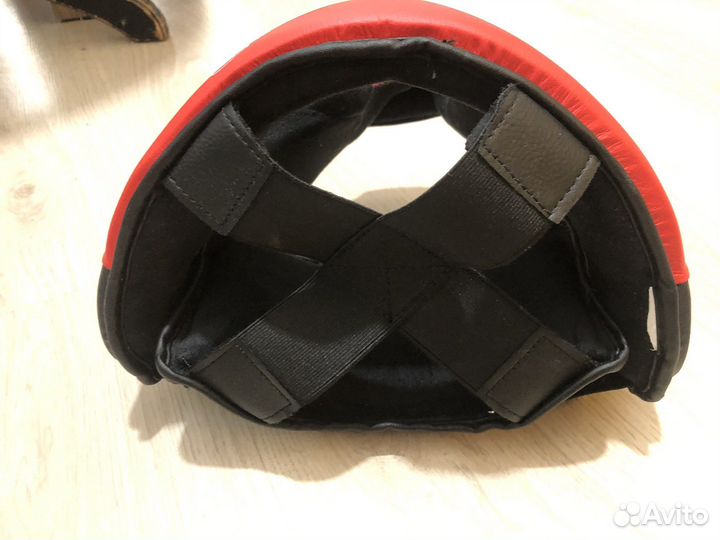 Боксерские перчатки и шлем на возраст 9-10 лет