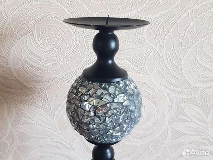 Подсвечник на металлических ножках 