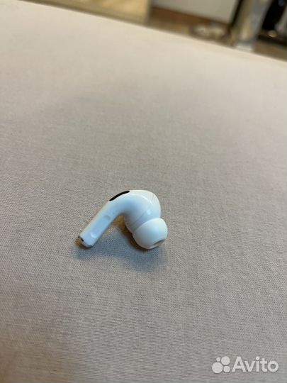 Правый наушник airpods pro с кейсом оригинал