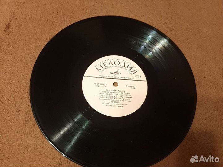 Поёт Юрий Гуляев