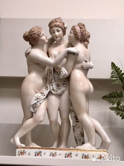 Изящная большая фарфоровая статуэтка Три девушки