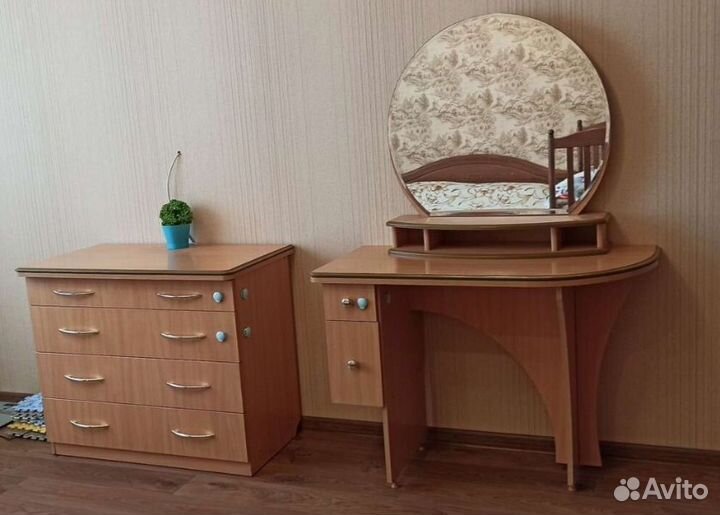 Комод, стол с зеркалом, тумба