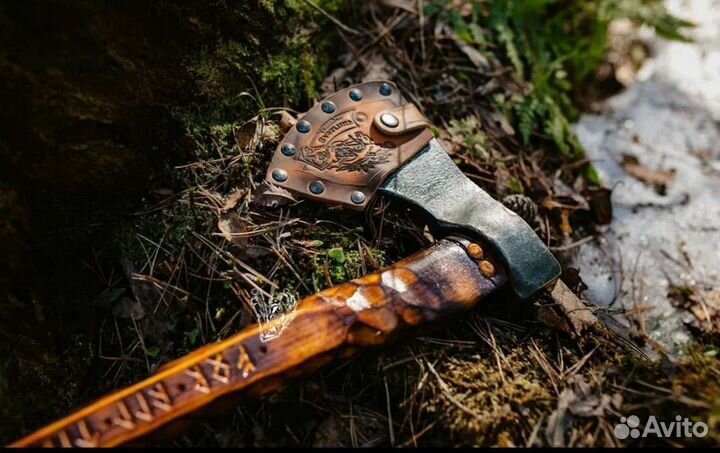 Кованый топор янтарный рунный