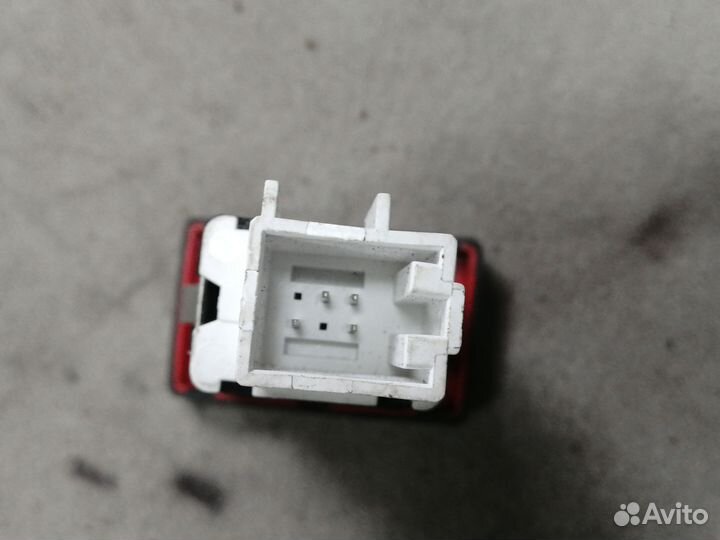 Кнопка аварийной сигнализации для VW Golf VI 2011