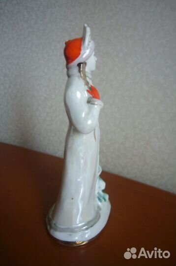 Фарфоровая статуэтка 