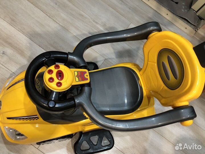 Машинка каталка с родительской ручкой