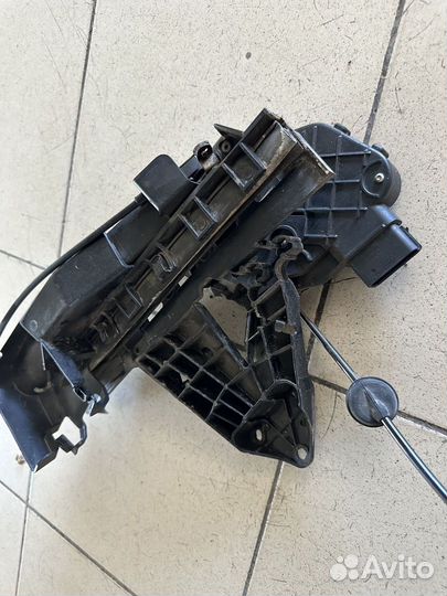 Замок передней левой двери Форд Фокус 2