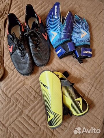Футбольные бутсы 39 размерDemix,перчатки,щитки