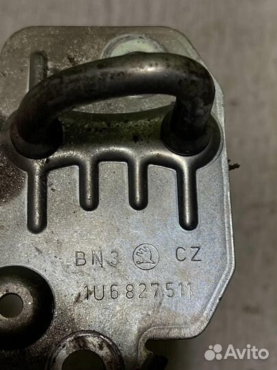 Ответная часть замка багажника Шкода Октавия А4