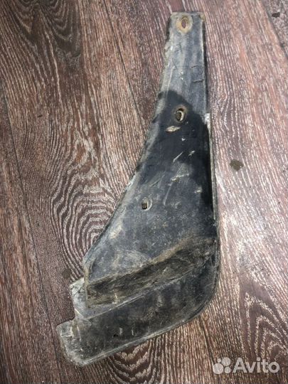 Брызговик задний левый Toyota Vista SV30 3SFE