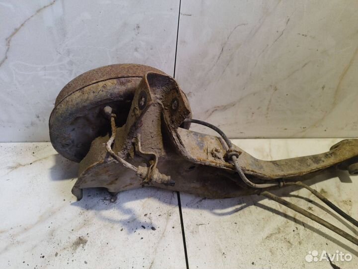 Кулак задний левый Mitsubishi Space Star DG1A 2000