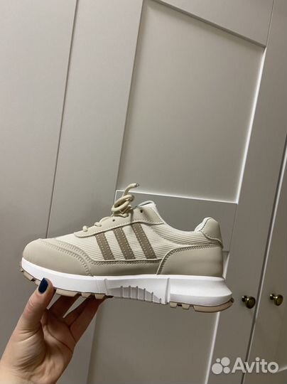 Кроссовки женские