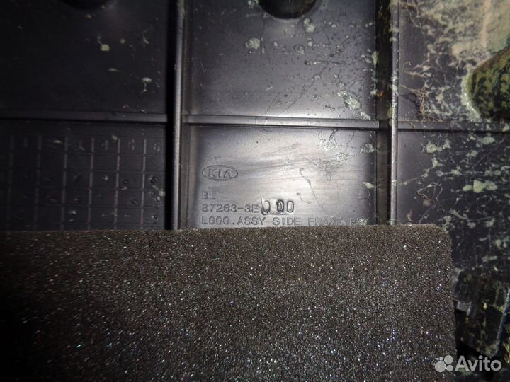 Обшивка багажника правая Kia Sorento 2006-2011