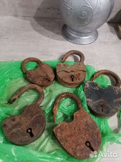 Навесной замок старинный