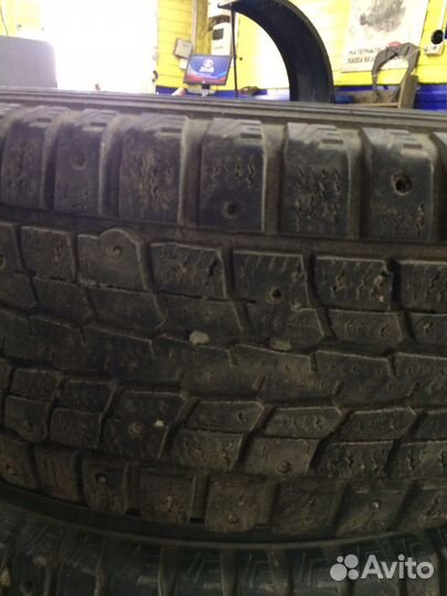 Dunlop SP Winter Ice 01 215/70 R16