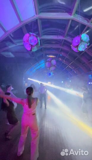 Свет на свадьбу, тяжелый дым, холодные фонтаны