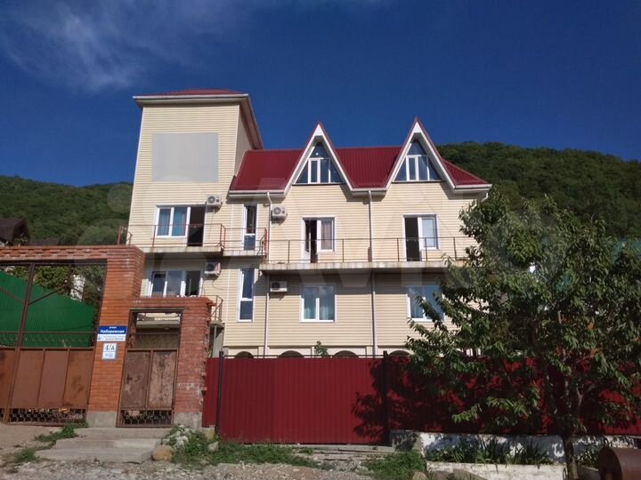 Коттедж 200 м² на участке 6 сот.