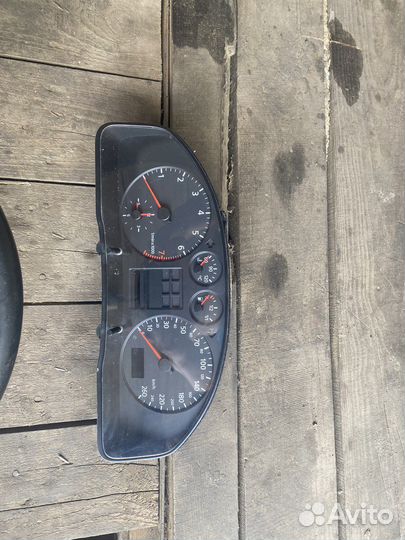 Руль, щиток приборов, гитара