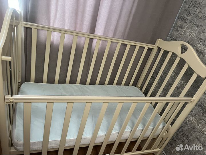 Детская кроватка с маятником