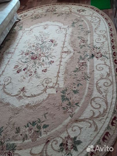 Ковер овальной формы в постельных тонах