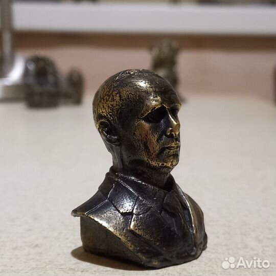 Бронзовый Путин. Бронзовый бюст ввп